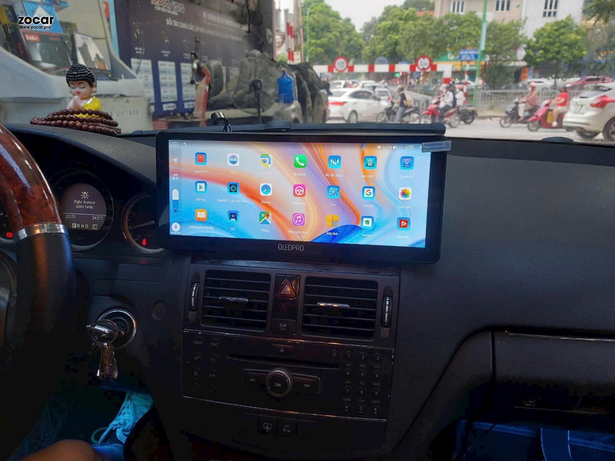 Lắp đặt màn hình Androi OledPro 12.3inch siêu to cho Mercedes C200 W204 2008 2 Lap dat man hinh Androi OledPro 12.3inch sieu to cho Mercedes C200 W204 2008 1