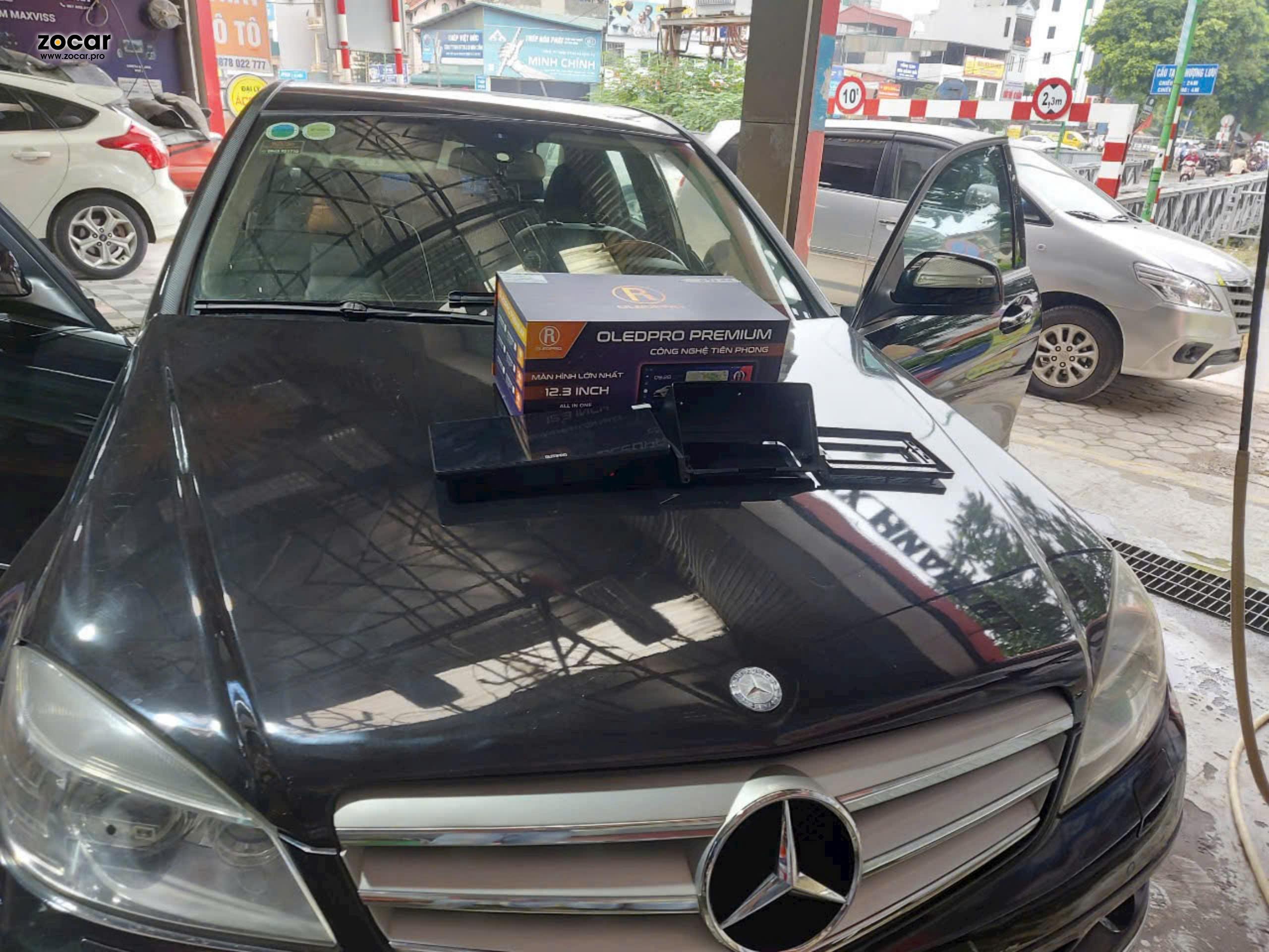 Lắp đặt màn hình Androi OledPro 12.3inch siêu to cho Mercedes C200 W204 2008 3 Lap dat man hinh Androi OledPro 12.3inch sieu to cho Mercedes C200 W204 2008 2